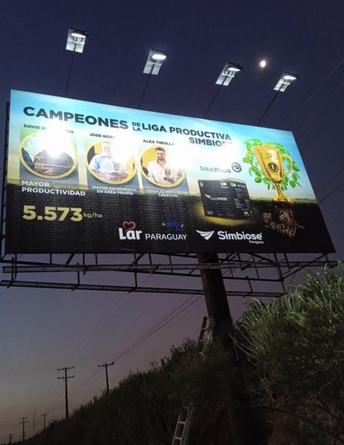 Cartel publicitario en ruta